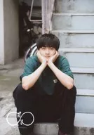 結木 滉星 / Whole Body, Green Costume, T-Shirts, Sitting on the Staircase, Double-Hand Cheeksticks, Front, Outdoor / Birthday Event "滉星 Nativity 2018" Official photo Set