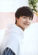 結木 滉星 / Bust up / Costume white / Hoodie / Body facing right / Background white wall / Outdoor / Birthday event "滉星 Nativity Festival 2018" Official photo Set