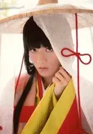 水石亜飛夢(安寿)/丰胸·衣装红·和服·市女笠·左手提起·背景白·角色拍摄/舞台剧随机明信片