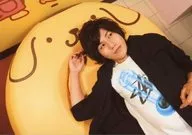 Kodai Miyagi / Landscape / Upper body / White / Black / Lying down / Raised right hand / Right eye / Pompompurin / 「 Quick Kodai Miyagi Birthday Event in Sanrio Puroland 」 Limited edition Bromide B