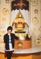 Kodai Miyagi / Kneecap / Costume White / Black / Left Hand Tray / Pompompurin / Background Yellow / 「 Quick Kodai Miyagi Birthday Event in Sanrio Puroland 」 Limited edition Bromide B