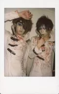 And / KAJI ・ Kiri / Upper Body ・ Costume Black and White Red ・ Right Hand Lift ・ Right Hand Index Finger Mouth / Raw Cheki