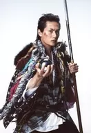 加藤和樹(犬山道節)/膝上・衣裳黑灰色・白紅・右水晶・左棒・臉向右・背景白・生寫真/「裏見八犬傳」