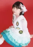 Wake Up，Girls！/吉岡茉祐/膝上·坐姿·服装白绿·身体向左·背景红/"Wake Up，Girls！FINAL TOUR-HOME-～PARTIII KADODE～"明信片PARTIII