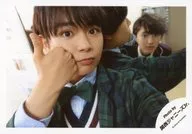 Kansai Johnnys Jr. / Ryusei Onishi / Horizontal ・ Bust up ・ Costume Green ・ Right Hand Thumb Standing ・ Michie behind / Special Selfie Project 3rd Kansai Johnnys Jr.