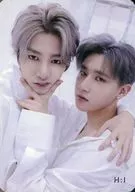MONSTA X / Hyungwon (HYUNGWON) / EM (I. M) / Busto para cima / Traje branco / Queixo / Ombro / Costas / Letras azuis / CD "Take. 1 Are You There?" foi incluído pela primeira vez. Cartão de foto da unidade especial