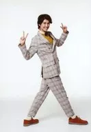 井阪郁巳/全身・衣装黄・グレー・チェック柄・振り向き・両手ピース・体右向き・背景白/「Nostalgic Wonderland♪～song ＆ dance show～ 2019」ランダムフォト