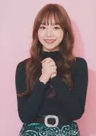 IZ*ONE/Cho Yuri/上半身・背景粉色/CD封入特典生寫真