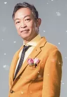 THE CONVOY/黑须洋壬/上半身衣服橘黄色黄色身体左侧背景灰色/THE CONVOY SHOW vol.36