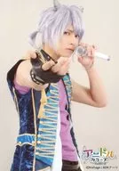 Yuta Kishimoto (Shiranui So) / Upper Body / Right Hand Extended / Left Hand Microphone / Body Facing Right / Background White / Character live stage stage / Live Stage Stage "Anydol Colors' Cure Stage" sheet of paper measuring 89 × 127mm Individual Bromide idol Clothing Ver.