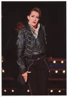 Takarazuka Revue (Star Troupe) / Red Yuzu Citron / Live Photo / Knee-High / Costume Black / Facing Right / Right Hand Feet / Tilted Neck / 2L Size / Star Troupe Grand Theatre Performance 『 Kiri Elbe no Hoori 』 『 ESTRELLAS (Estrellas) ~ Hoshitatsu ~ 』 Stage Photos