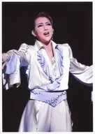 Takarazuka Revue (Star Troupe) / Red Yuzu Citron / Live Photo, Knee-High, Costume White, Both Hands Spread, Background Black, 2L Size / Star Troupe Grand Theatre Performance 『 Misty Beside Elbe 』 『 ESTRELLAS (Estrellas) ~ Stars ~ 』 Stage Photos