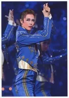 Takarazuka Revue (Star Troupe) / Yuki Mao / Live Photo / Knee-up / Costume Blue / Right-Facing / Double-Handed / 2L Size / Star Troupe Grand Theater Performance 『 Kirifuki Hervé no Hori 』 『 ESTRELLAS (rellas) - Stars - 』 Stage Photo