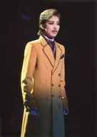 寶冢歌劇團(雪組)/彩風咲奈/現場照片·膝上·服裝米色·雙手下·右向·背景黑色·2L尺寸/雪組東京公演『幻影』舞台照片