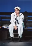 Takarazuka Revue (Moon Group) / Ryo Tamaki / Live Photo / Whole Body / Costume White / Hat / Sitting / Left Hand Jaw / 2L Size / Moon Group Tokyo International Forum Hall C Performance 『 ON THE TOWN 』 Stage Photo