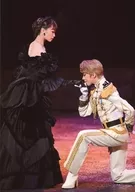 Takarazuka Revue (Tsukigumi) / Miruka Miya / Mizuki Umino / Live Photo / Whole body / Costume black / white / gold / kneeling / 2L size / Tsukigumi Takarazuka Bow Hall Performance 『 Anna Karenina 』 Stage Photos