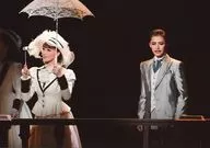 Takarazuka Revue (Moon Group) / Tsukishiro Kanato / Mitsuki Umino / Live Photo / Horizontal / Above the Knee / White Costume / Grey / Left / Left Umbrella / Black Background / 2L Size / Moon Group Bow Hall Performance 『 Anna Karenina (Anna Karenina) 』 Stage Photo