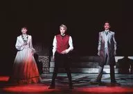 Takarazuka Revue (Moon Group) / Gathering (3 persons) / Live Photo / Horizontal Type / Whole Body / Costume White / Red / Grey / Legs Spread / Left Arm Bent / Center Miya / 2L Size / Moon Group Bow Hall Performance 『 Anna Karenina (Anna Karenina) 』 Stage Photo