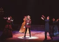 Takarazuka Revue (Moon Group) / Gathering / Live Photo / Horizontal Type / Entire Body / Costume Red / Black / Hands Up / Center Miya / 2L Size / Moon Group Bow Hall Performance 『 Anna Karenina (Anna Karenina) 』 Stage Photo