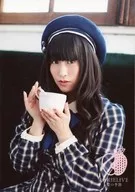村川梨衣/上半身・衣服蓝色・格纹・帽子・双手杯子/「村川梨衣1st RiELiVE～梨子季节～」明信片