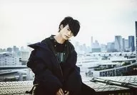 XOX (KISS HUG KISS) / Shimura 禎雄 / Horizontal, Above-the-knee, Costume black, green, Sitting, Tilted Neck, Knees on both hands, Right body / XOX LIVE TOUR 2018-2019 "THE ONE" Random Official photo