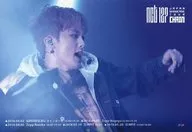 NCT127/Mark/Live Photo·橫型·豐胸·服裝黑色·臉向右·左手上舉/「NCT127JAPAN Showcase Tour"chain"」711統一超商×Mechaぴあ株式會社(ぴあ株式會社紀念卡服務)