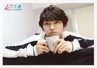 Super Express / Yuki (Yuki Murata) / Horizontal ・ Bust Up ・ Costume White ・ Black ・ Both Hands Cup ・ Both Elbows Table ・ Background White / Yuki 24th Birth Anniversary Ver Special Official photo Set