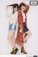 °C-ute/矢岛舞美·铃木爱理/全身·衣服白红·单手举起·右手发·背靠背/「矢岛舞美&铃木爱理Acoustic Live2016～Coln之女。再次～」YAJIZUSU A5宽版生写真