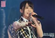 佐佐木優佳裏/現場照片·橫型·豐胸·服裝黑·白·黃·格紋·右拉伸·左麥剋風/外山大輔千秋樂公演隨機生寫真