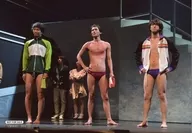 瀨戶祐介(松野清孝)・宮城紘大(平山二郎)・西野太盛(辻利彥)/現場攝影・橫型・全身・泳裝・運動衫・手腰・角色攝影/Blu-ray・DVD『