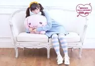 諏訪ななか/横型・全身・衣装水色・ソファ座り・ぬいぐるみ抱き締め/「諏訪ななか TALK＆LIVE EVENT ～With you～」ブロマイド