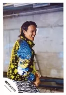 Kanjani Eight / Ryuhei Maruyama / Upper Body / Costume Blue Yellow / Leopard Pattern / Star Pattern / Zebra Pattern / Body Facing Right / Smile / Official Official photo