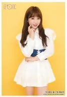 IZ*ONE/矢吹奈子/膝上・背景黄色/IZ*ONE 1st シングル 「好きと言わせたい」リリース記念 ランダム生写真Ver.2