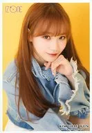 IZ*ONE/キム・チェウォン/座り・背景黄色/IZ*ONE 1st シングル 「好きと言わせたい」リリース記念 ランダム生写真Ver.2