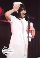 矢作萌夏/現場照片·膝上·服裝白·護士服·右向·右掌心/AKB48矢作萌夏個人演唱會~大家一起玩吧~隨機生寫真LIVE Ver.