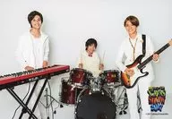 Kansai International Johnnys Jr. / Gather (3 people) / Horizontal ・ Whole body ・ Costume white ・ Main gate guitar ・ Kojima keyboard ・ Sano Drum / "X' mas SHOW 2017" original photo