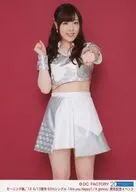 モーニング娘。’18/譜久村聖/膝上・衣装シルバー・背景赤・2Lサイズ/「モーニング娘。’18 65thシングル「Are you Happy?/A gonna」 発売記念イベント」 ソロ2L判生写真セットA