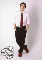 Motohisa Harashima / corpo inteiro, fantasia branca, rosa, gravata vermelha, bolso de ambas as mãos, pé direito dobrado, tiro de personagem / palco "Bank Bang Lesson!" brometo