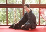 Shohei Hashimoto / Landscape, Body, Costume Black, Wafuku, Sitting, Facing Left, Right Hand Cat / Photo Exhibition "Cat Boy" Individual Bromide