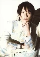 KENN/上半身・坐姿・服装白色・尺寸(77×110)/光盘《月光的狂诗曲(艺术家盘)》初次生产封入特典明信片