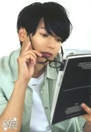 Tsubasa Sakiyama / Bust up / Costume green / white / Right hand without glasses / Left hand book / Logo "VB" / "Tsubasa Sakiyama Visual Boy Limited Bromide" Seven-Eleven Bromide Print