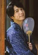Takuma Wada / Upper Body / Costume Blue / Yukata / Right Turn / Left Hand fan / Face Up / Takuma Wada FC Limited Fan Meeting "Follow Me! ～ Summer ～" Official photo A