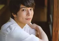 Takuma Wada / Horizontal / Busto para cima / Traje branco / Virado para a direita / Braço esquerdo direito / Boca fechada / Takuma Wada FC Limited Fan Meeting "Follow Me! ~ Summer ~" Live Photo D