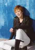 Takarazuka Revue (Hanagumi) / Tomu Ranju / Kneecap / Sitting / Costume white / black / Right hand floor / Left kneecap / Background light blue / Journal 「 Takarazuka GRAPH May 2014 」 Presents all applicants Official photo