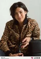 D2 / Yuki Yamada / Upper body / Costume : Brown Black / Leopard Pattern / Both Hand Sunglasses / "2012.10" / Official Official photo