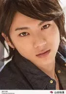 D2/山田裕貴/臉譜·服裝藏青色·牛仔褲·身體向右·臉正麵·