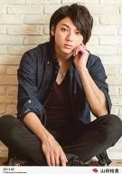 D2/山田裕貴/全身·坐著·服裝藏青色·牛仔褲·盤腿·左手臉頰·