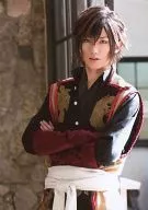廣瀨大介(冲田總司)/膝上・服裝黑・紅・金・白・臂膀・生寫真/音樂劇交換式明信片
