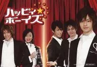 集合(5人)/横型・上半身・衣装黒・白・「ハッピィ★ボーイズ」ロゴ・左上/「ハッピィ★ボーイズ DVD-BOX」特典生写真