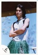 嵐/松本潤/膝上・衣装黒グレー・腕組み・目線左・口閉じ/公式生写真